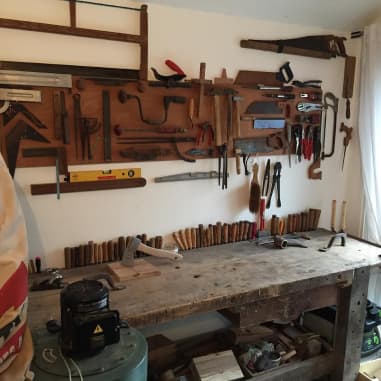 Atelier de KerÉbène avec différents outils pour travailler le bois